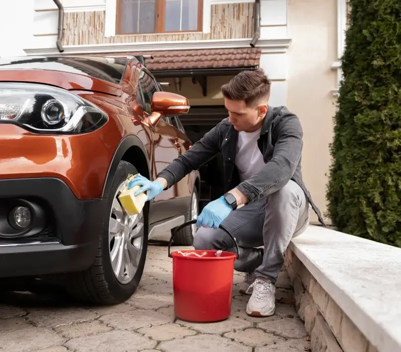 Lavage auto à domicile Sourribes : professionnel intervenant sur un véhicule